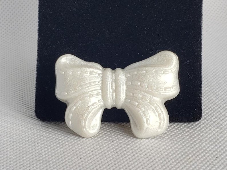 Bow Brooch in shimmery white