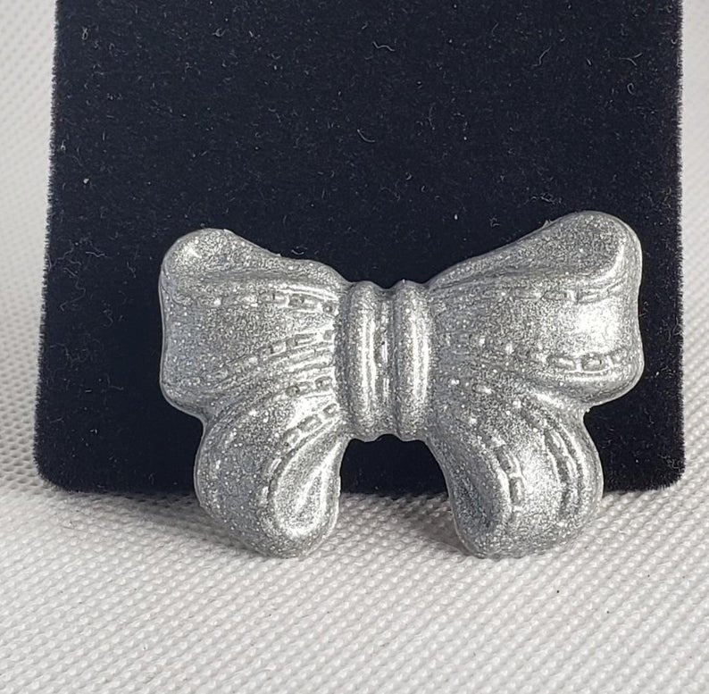 Bow Brooch in Silver